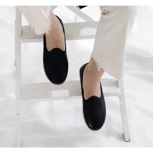 Charix Artisan Womens Size 38 US 7.5 Black Leather Loafers Flat Casual Shoes.